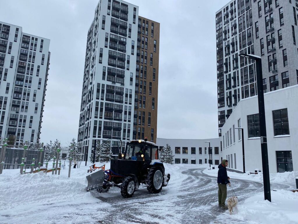 В январе осадков выпало больше нормы, но наши дворники в полной готовности расчищают снег с тротуаров, парковочных карманов, входных групп и проезжей части ...